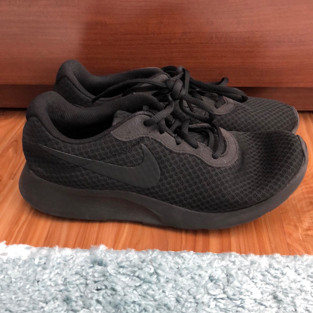 Women’s Nike sneaker